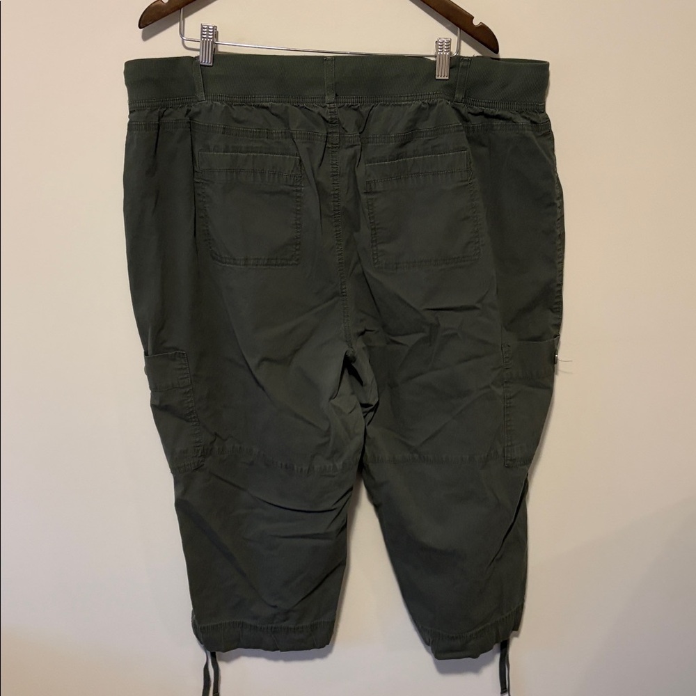 Women’s Green Cargo Capris - Picture 3 of 3